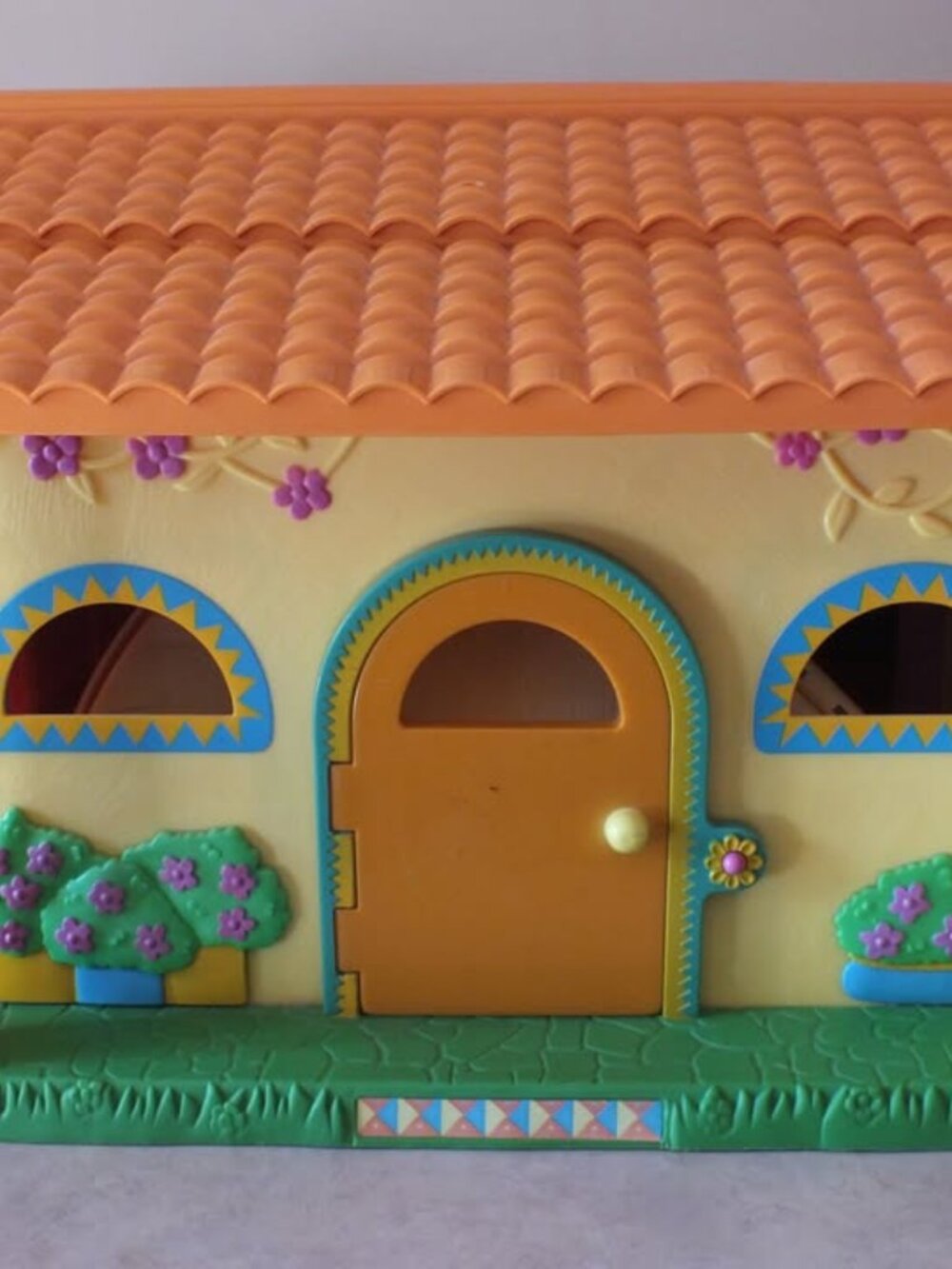 2003 Dora The Explorer Pop Up Talking Doll House with Figures and Furniture
